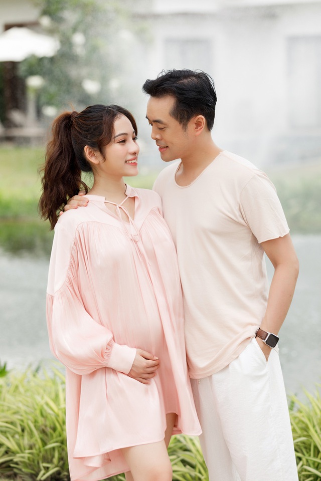 Vợ  trẻ đẹp của Dương Khắc Linh khoe cận cảnh bụng bầu mang song thai, tiết lộ lý do giữ kín tin vui suốt 4 tháng - Ảnh 1.