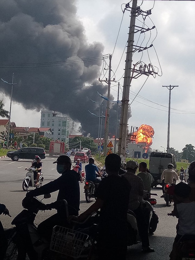 Hà Nội: Kho hóa chất bốc cháy ngùn ngụt, cột lửa cao hàng chục mét - Ảnh 6.