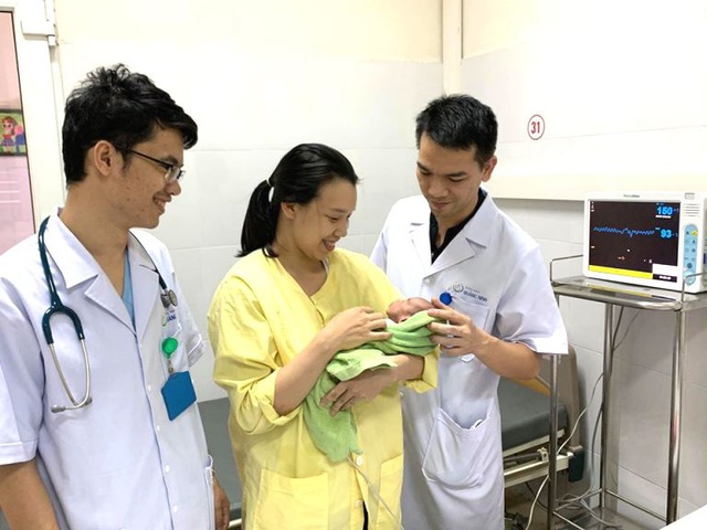 Bác sĩ đưa bé sơ sinh 1 ngày tuổi từ cõi chết trở về - Ảnh 2.