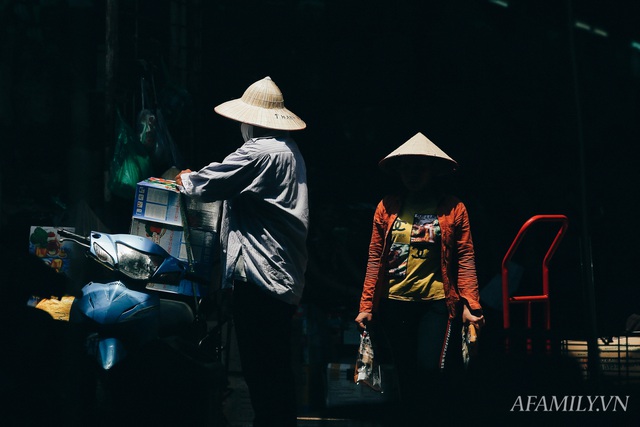 Hà Nội, nắng và trưa tháng 6 của những người bán mặt cho đất, bán lưng cho trời - Ảnh 1.