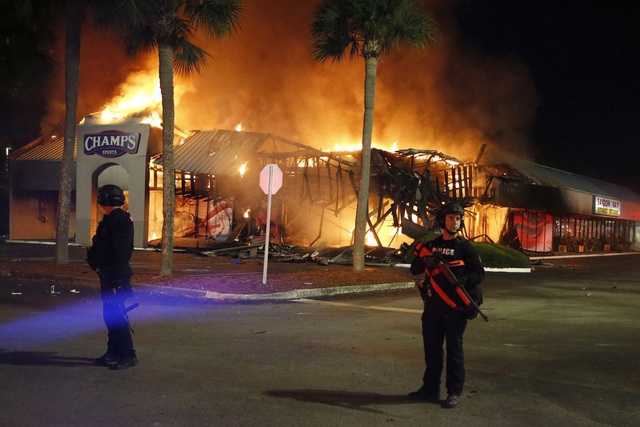 Chủ nhà hàng Việt bị đốt trong bạo động Mỹ: Cháy hết cả khóc gì nữa - Ảnh 1.