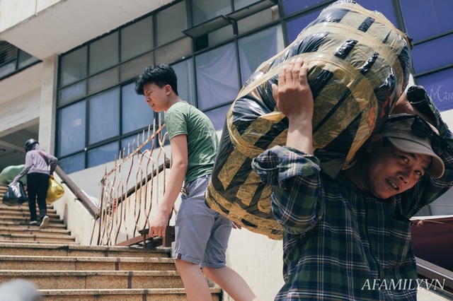 Hà Nội, nắng và trưa tháng 6 của những người bán mặt cho đất, bán lưng cho trời - Ảnh 5.