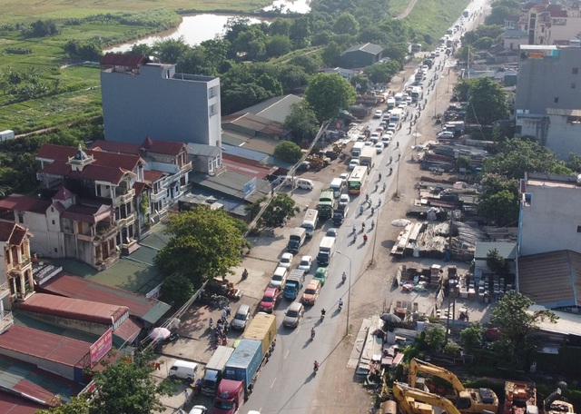 Dù cách trung tâm Hà Nội gần 20km, nhưng cầu Mai Lĩnh vẫn ùn tắc kéo dài giờ cao điểm - Ảnh 3.