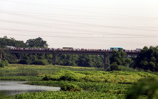 Dù cách trung tâm Hà Nội gần 20km, nhưng cầu Mai Lĩnh vẫn ùn tắc kéo dài giờ cao điểm - Ảnh 4.