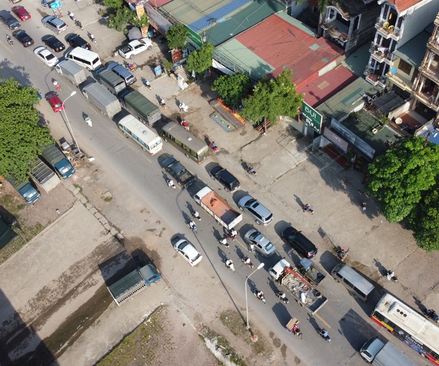 Dù cách trung tâm Hà Nội gần 20km, nhưng cầu Mai Lĩnh vẫn ùn tắc kéo dài giờ cao điểm - Ảnh 5.