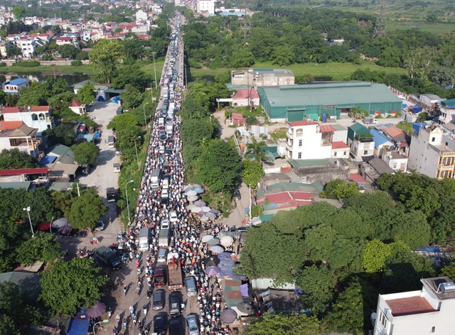 Dù cách trung tâm Hà Nội gần 20km, nhưng cầu Mai Lĩnh vẫn ùn tắc kéo dài giờ cao điểm - Ảnh 6.