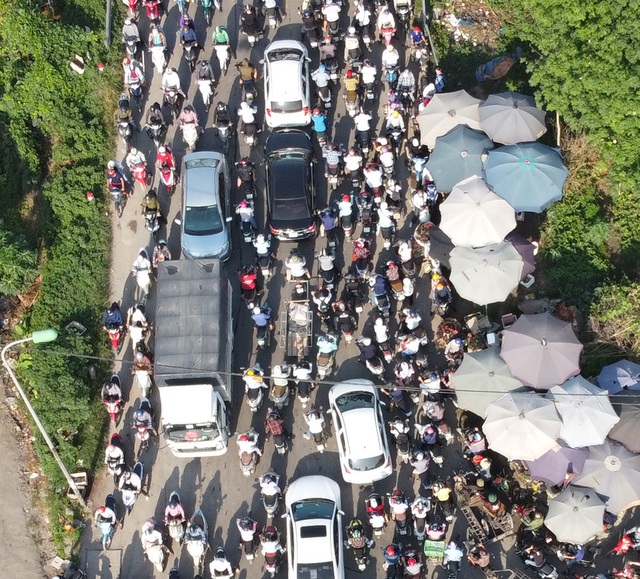 Dù cách trung tâm Hà Nội gần 20km, nhưng cầu Mai Lĩnh vẫn ùn tắc kéo dài giờ cao điểm - Ảnh 7.