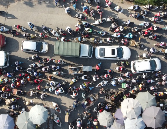 Dù cách trung tâm Hà Nội gần 20km, nhưng cầu Mai Lĩnh vẫn ùn tắc kéo dài giờ cao điểm - Ảnh 8.