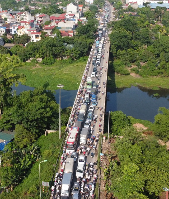 Dù cách trung tâm Hà Nội gần 20km, nhưng cầu Mai Lĩnh vẫn ùn tắc kéo dài giờ cao điểm - Ảnh 10.