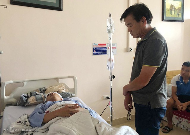 Tiền vệ Hải Huy được mổ ngay trong đ&ecirc;m - Ảnh 1.