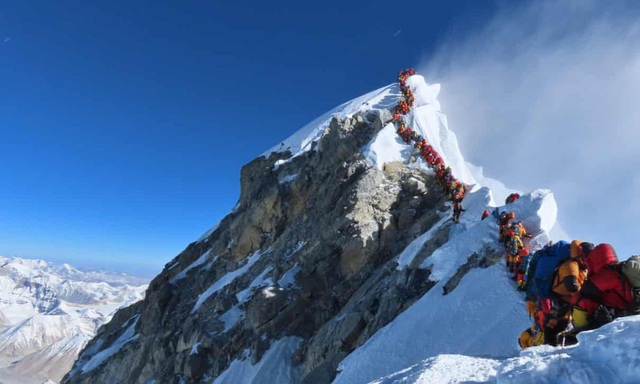 Câu chuyện rùng mình trên đỉnh núi vạn người ước ao chinh phục: Bước qua thi thể và xếp hàng lên đỉnh Everest khiến 11 người tử nạn - Ảnh 1.