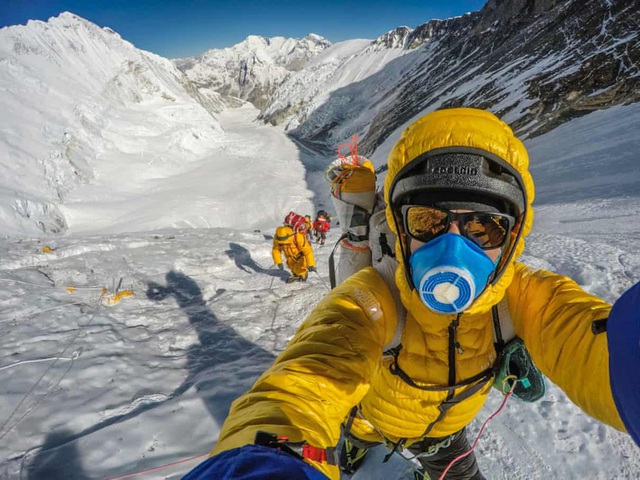 Câu chuyện rùng mình trên đỉnh núi vạn người ước ao chinh phục: Bước qua thi thể và xếp hàng lên đỉnh Everest khiến 11 người tử nạn - Ảnh 2.