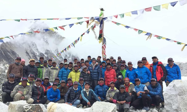 Câu chuyện rùng mình trên đỉnh núi vạn người ước ao chinh phục: Bước qua thi thể và xếp hàng lên đỉnh Everest khiến 11 người tử nạn - Ảnh 3.