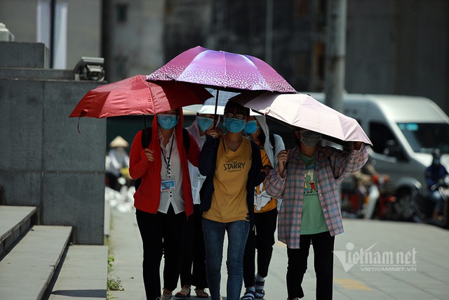 Người Hà Nội chống chọi nắng nóng kéo dài - Ảnh 10.