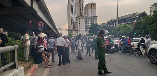 Hà Nội: Cả tuyến đường ùn tắc vì gia đình nạn nhân vụ TNGT đến hiện trường ăn vạ  - Ảnh 3.