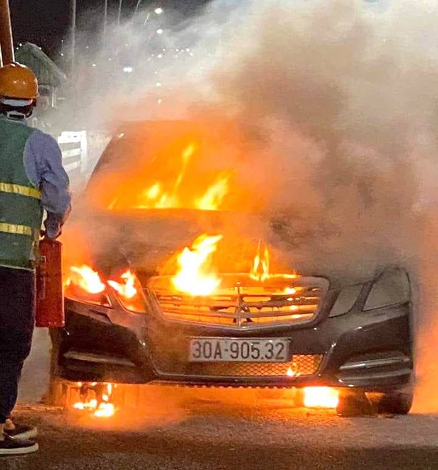 Đang lưu thông trên cao tốc Hạ long - Hải Phòng, xe ô tô Mercedes bất ngờ bốc cháy  - Ảnh 1.