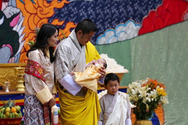 Vợ chồng Hoàng hậu vạn người mê Bhutan chính thức công bố tên con trai thứ 2 và loạt ảnh hiện tại của đứa trẻ khiến dân mạng xuýt xoa - Ảnh 2.