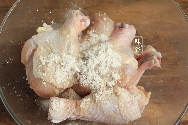 Dùng nồi cơm điện làm món đùi gà hấp muối, 30 phút có ngay món ăn thơm nức mũi - Ảnh 3.