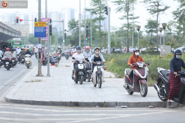 Dòng người thản nhiên nối đuôi nhau đi ngược chiều hàng cây số ở Hà Nội - Ảnh 25.