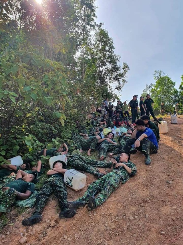 Xúc động hình ảnh hàng trăm chiến sỹ mồ hôi mặn chát, rã rời giữa biển lửa cứu rừng - Ảnh 7.