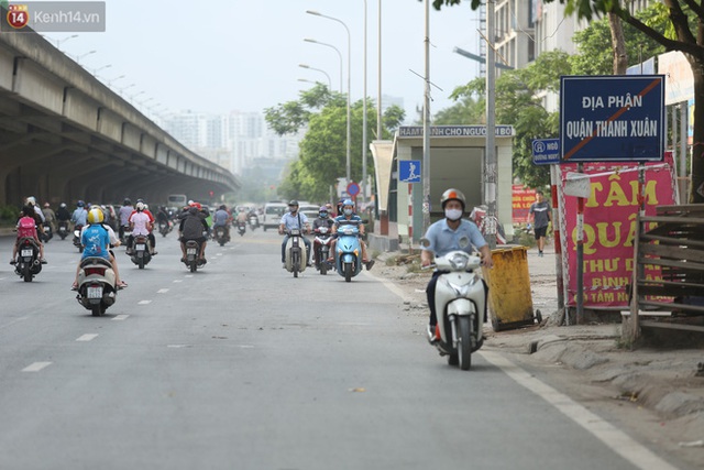 Dòng người thản nhiên nối đuôi nhau đi ngược chiều hàng cây số ở Hà Nội - Ảnh 10.