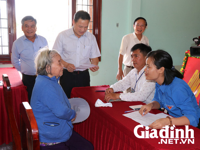 Lãnh đạo Bộ LĐ-TB&XH kiểm tra việc thực hiện hỗ trợ người dân gặp khó khăn do dịch COVID-19 tại Quảng Ngãi - Ảnh 3.