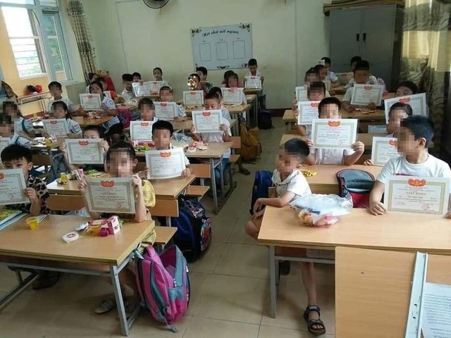 Học sinh lạc lõng trong lớp vì không được giấy khen và tâm thư của một thầy giáo - Ảnh 1.
