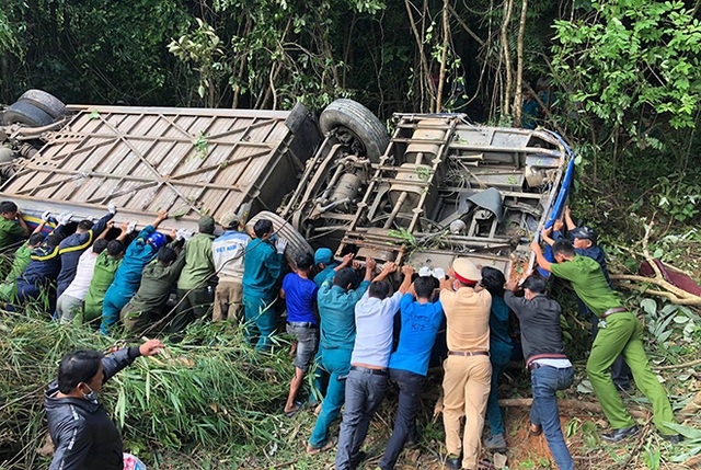 Vụ xe khách lao xuống vực làm 5 người chết, 35 người bị thương: Vừa đổi tài xế thì gặp nạn - Ảnh 2.