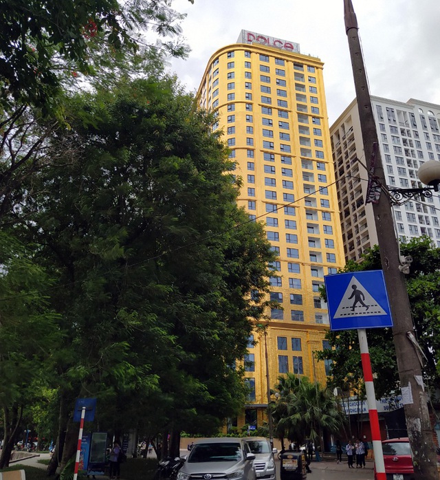 Hà Nội: Tòa nhà dát vàng 24k đẹp lung linh nhưng người dân không dám...ngắm - Ảnh 3.