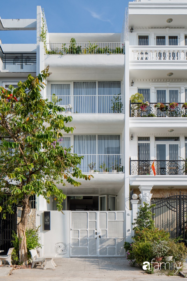Cận cảnh ngôi nhà phố 90m² màu trắng mang một thiết kế hiện đại khác lạ ở quận 7, TP. HCM - Ảnh 2.
