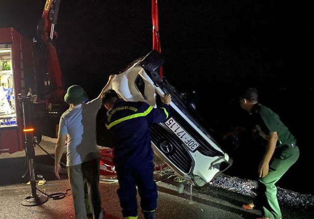 Nạn nhân thứ 4 đã tử vong trong vụ ô tô lao xuống biển ở Quảng Ninh  - Ảnh 3.