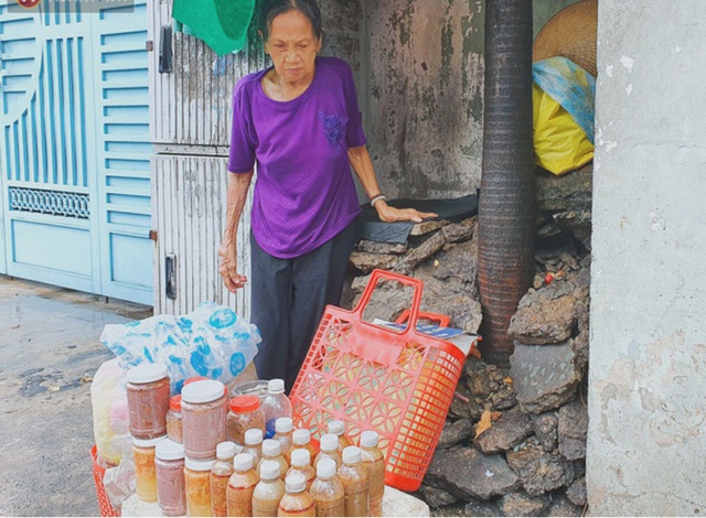 Đáng lẽ đã được nghỉ ngơi, vui vẻ bên con cháu thì họ vẫn đang phải vất vả mưu sinh - Ảnh 2.