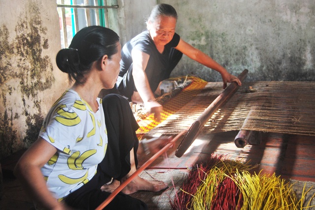 Ba cô không chồng Mừng-Tươi-Tỉnh mấy chục năm gìn giữ nghề dệt chiếu cói thủ công đang dần biến mất, có tiền cũng chưa chắc mua được - Ảnh 5.