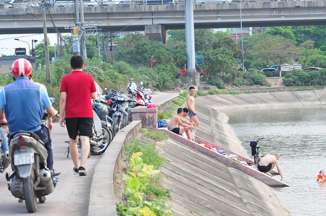 Trời oi bức, người dân tấp nập ra hồ Linh Đàm lặn ngụp dù biển cấm cắm khắp nơi - Ảnh 10.