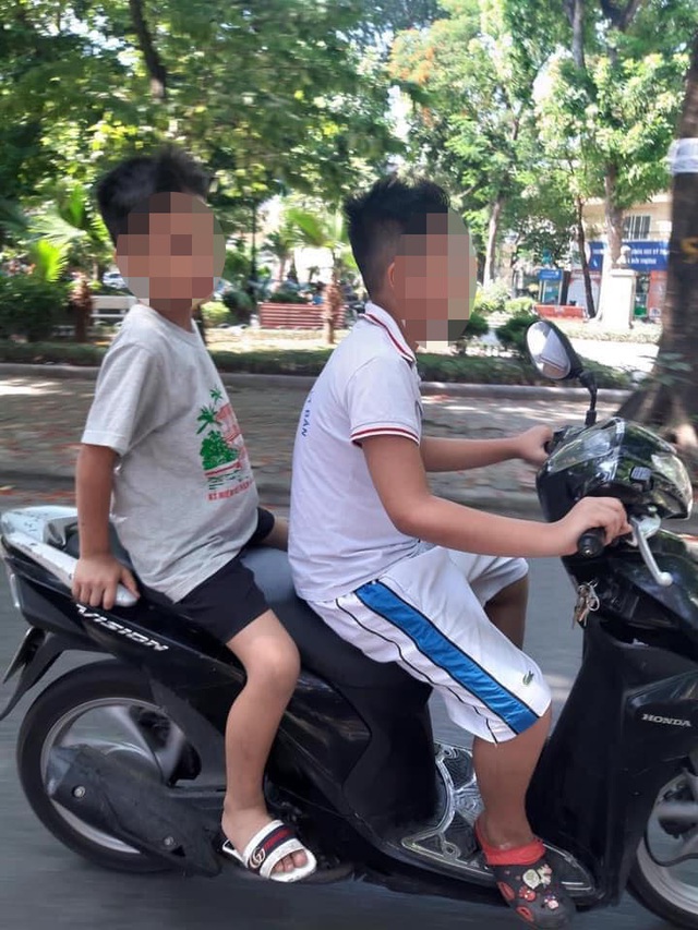 Hai cậu bé không đội mũ bảo hiểm, vô tư phóng xe máy ngoài đường: Bố mẹ ở đâu khi cảnh này xảy ra? - Ảnh 1.