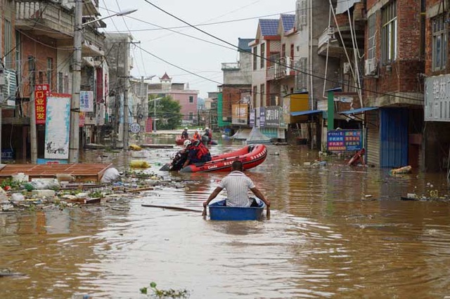 Người Trung Quốc canh đê xuyên đêm - Ảnh 2.