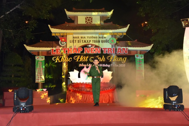 Xúc động lễ thắp nến tri ân Liệt sĩ Thanh niên xung phong tại Ngã ba Đồng Lộc - Ảnh 3.