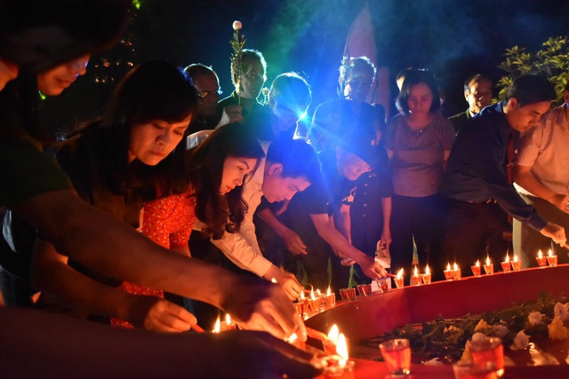 Xúc động lễ thắp nến tri ân Liệt sĩ Thanh niên xung phong tại Ngã ba Đồng Lộc - Ảnh 5.