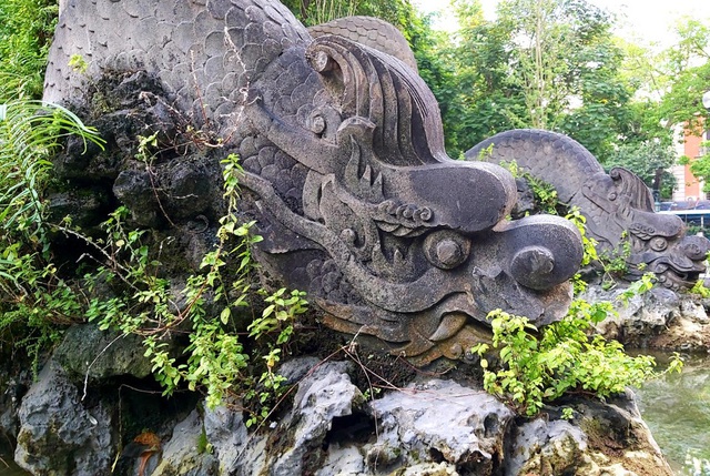 Đài phun nước Con Cóc cổ tại Hà Nội đeo đai thép chống sập nhưng dân vẫn sợ đổ - Ảnh 4.