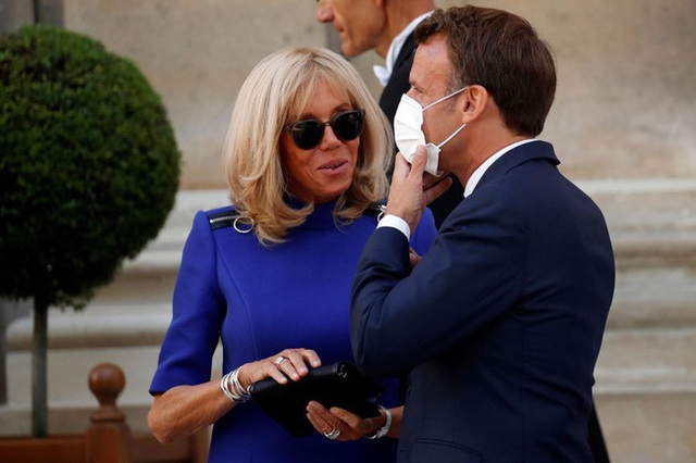 Vợ Tổng thống Pháp gây tranh cãi khi đi dự sự kiện cùng chồng nhưng không đeo khẩu trang - Ảnh 1.