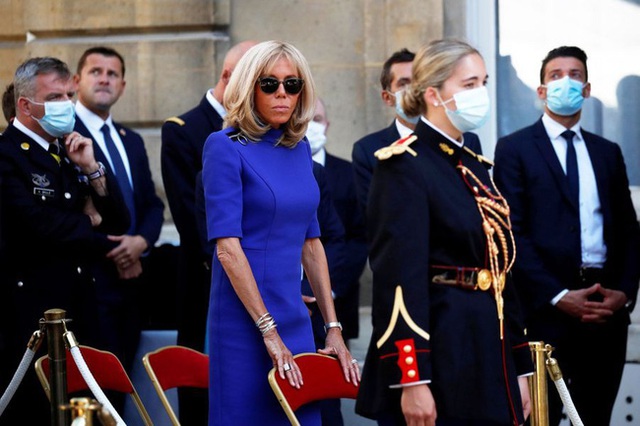 Vợ Tổng thống Pháp gây tranh cãi khi đi dự sự kiện cùng chồng nhưng không đeo khẩu trang - Ảnh 3.