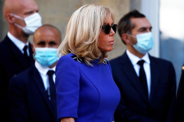 Vợ Tổng thống Pháp gây tranh cãi khi đi dự sự kiện cùng chồng nhưng không đeo khẩu trang - Ảnh 4.