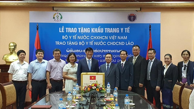 Bộ Y tế Việt Nam tặng Bộ Y tế Lào 200.000 khẩu trang y tế - Ảnh 1.