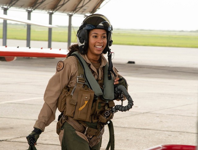 Hải quân Mỹ có nữ phi công da màu đầu tiên sau 110 năm - Ảnh 1.