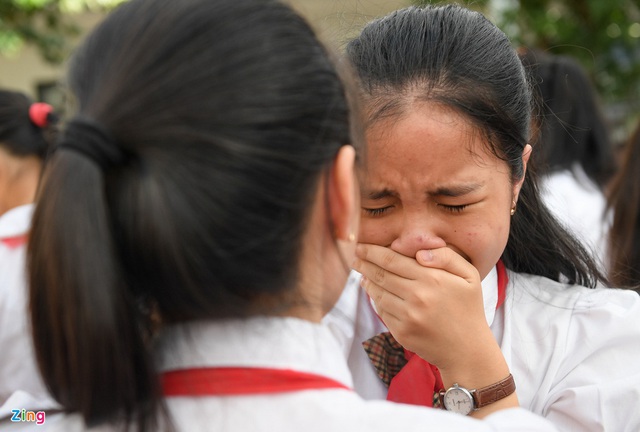 Học sinh lớp 5 khóc nức nở phút chia tay trường tiểu học - Ảnh 7.