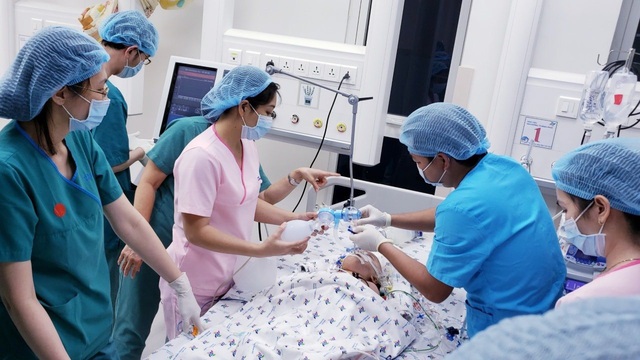 Thủ tướng chúc mừng kíp mổ cho hai bé song sinh dính liền ở TP HCM - Ảnh 3.
