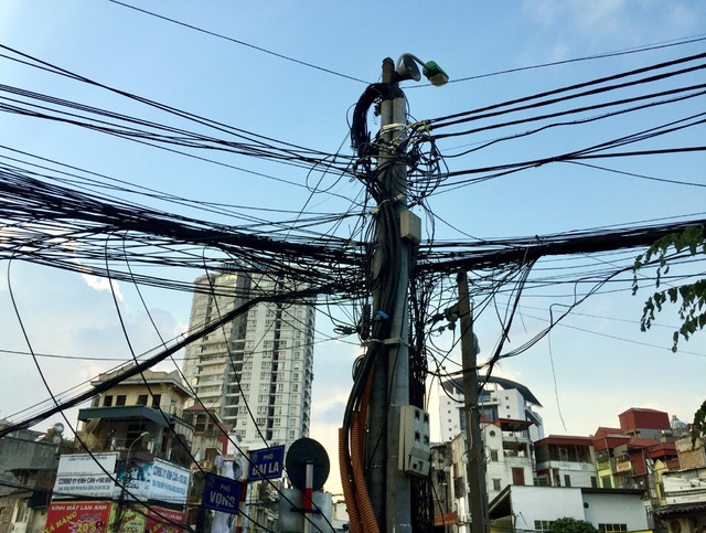 Dây cáp giăng mắc như “thiên la địa võng” giữa lòng Thủ đô - Ảnh 4.