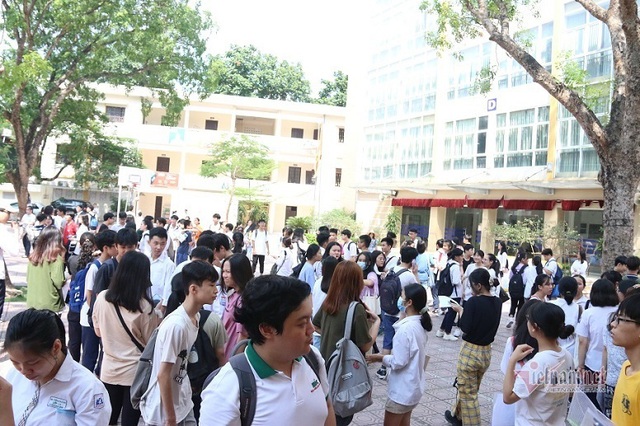 Gần 90.000 học sinh Hà Nội làm thủ tục thi lớp 10 năm 2020 - Ảnh 1.