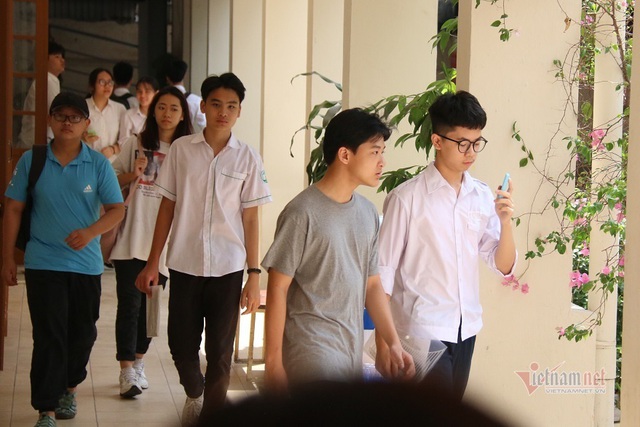 Gần 90.000 học sinh Hà Nội làm thủ tục thi lớp 10 năm 2020 - Ảnh 2.
