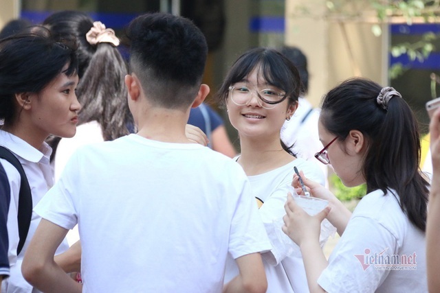 Gần 90.000 học sinh Hà Nội làm thủ tục thi lớp 10 năm 2020 - Ảnh 12.
